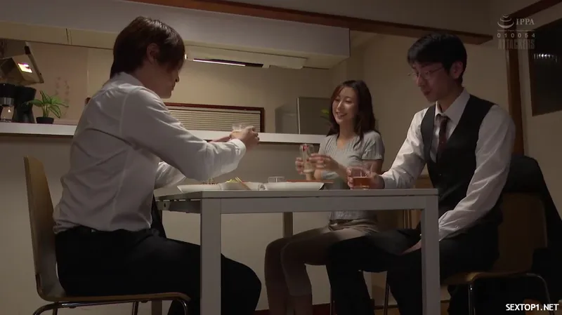 đến nhà cấp trên ở nhờ, ép làm tình luôn người vợ sếp