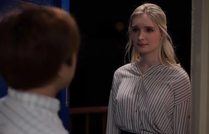 Cô đơn nơi xứ lạ với chồng yêu già, cô vợ tây được anh hàng xóm an ủi