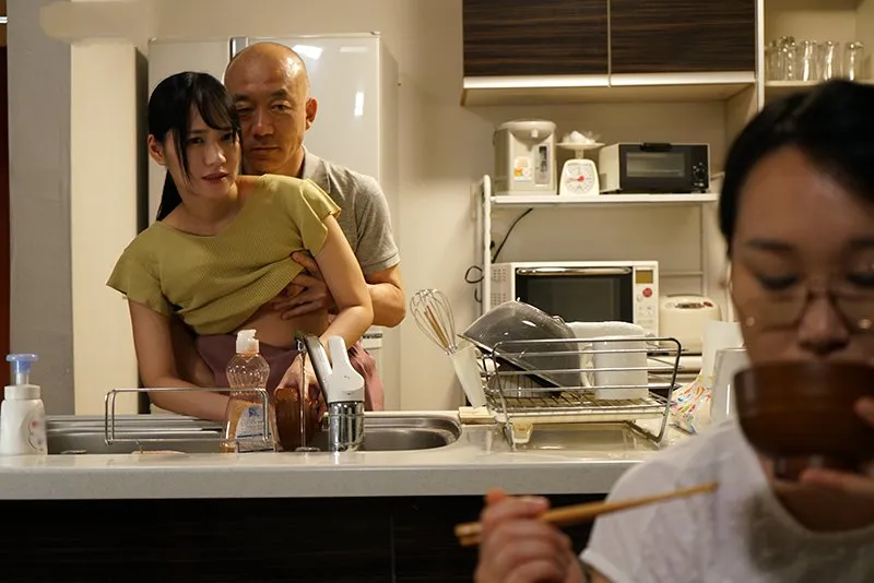 Gã chồng nắc con gái riêng của vợ khi biết vợ yêu không thể sinh con cho mình