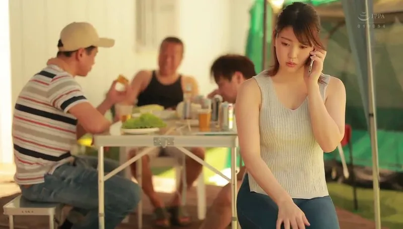 Chồng khờ để cô vợ tham gia sự kiện cắm trại với mấy gã nhà sát bên và cái kết