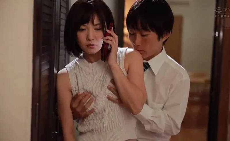 Chồng đi đánh golf, vợ ở nhà dẫn trai trẻ về nện cho sướng