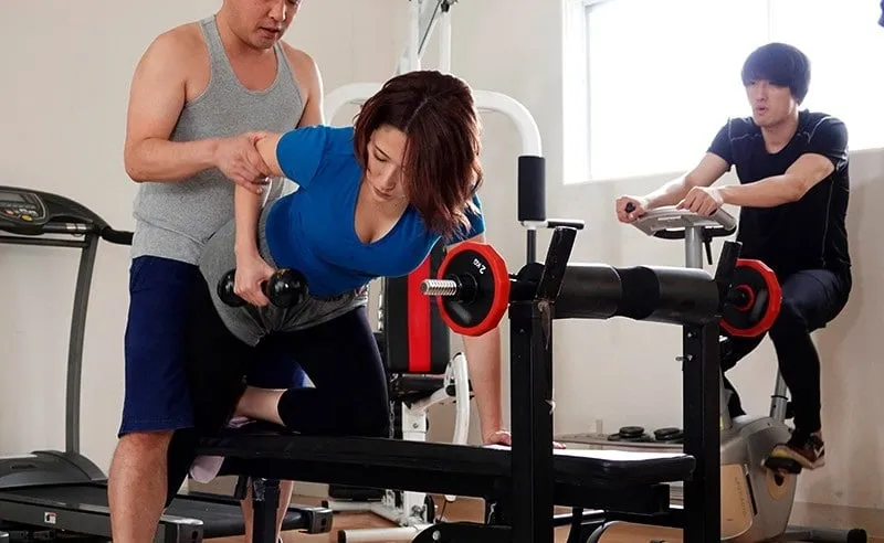 Gã chồng phát hiện cô vợ địt trộm với huấn luyện viên thể hình