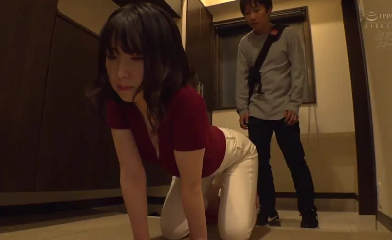 Em gái hàng xóm thiếu thốn và cậu sinh viên may mắn cạnh bên