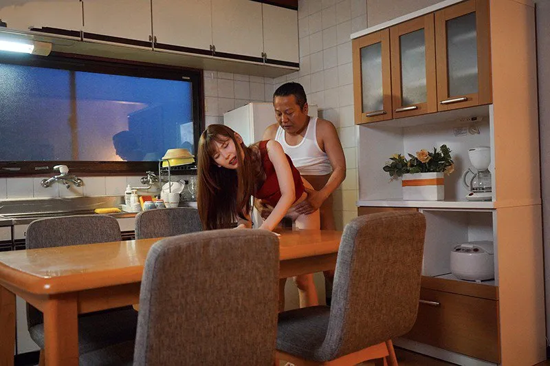 Thiên thần nhỏ bị anh xã mới của mẹ chịch mỗi ngày, cho dù đã có người yêu