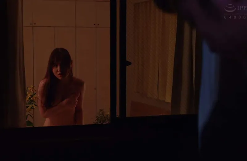 Em hotgirl cạnh nhà ông chồng chồng nhà đối diện thường xuyên thay đồ ở ngay cửa sổ