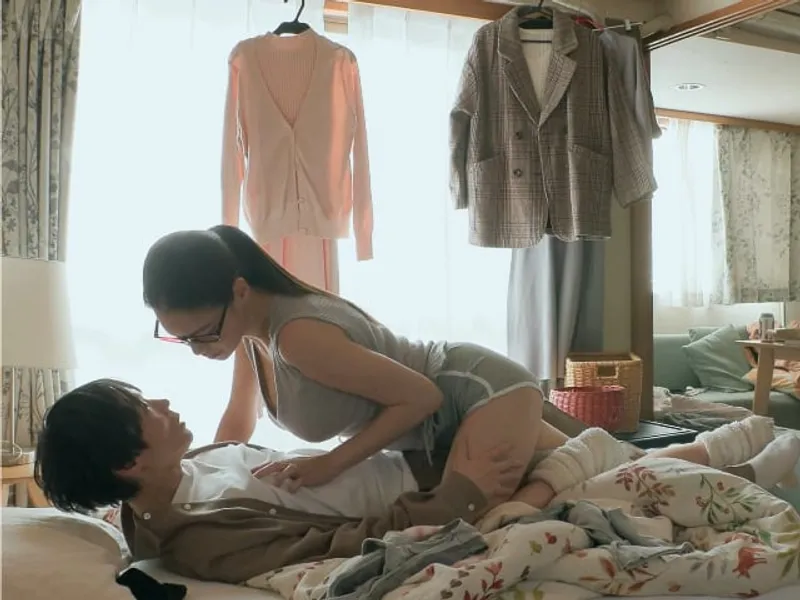 được chị nhà kề bên "an ủi" khi ghệ đi ngoại tình